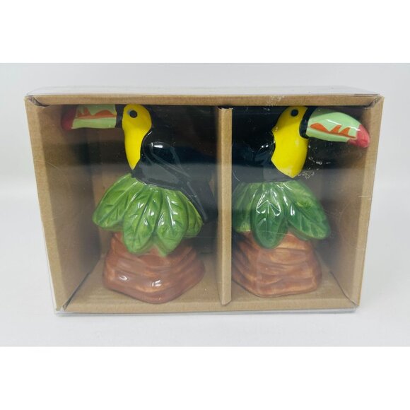 Toucan Salt and Pepper Shaker Set Amici Home Tropical Birds Kitchen Home Gift - Picture 1 of 4